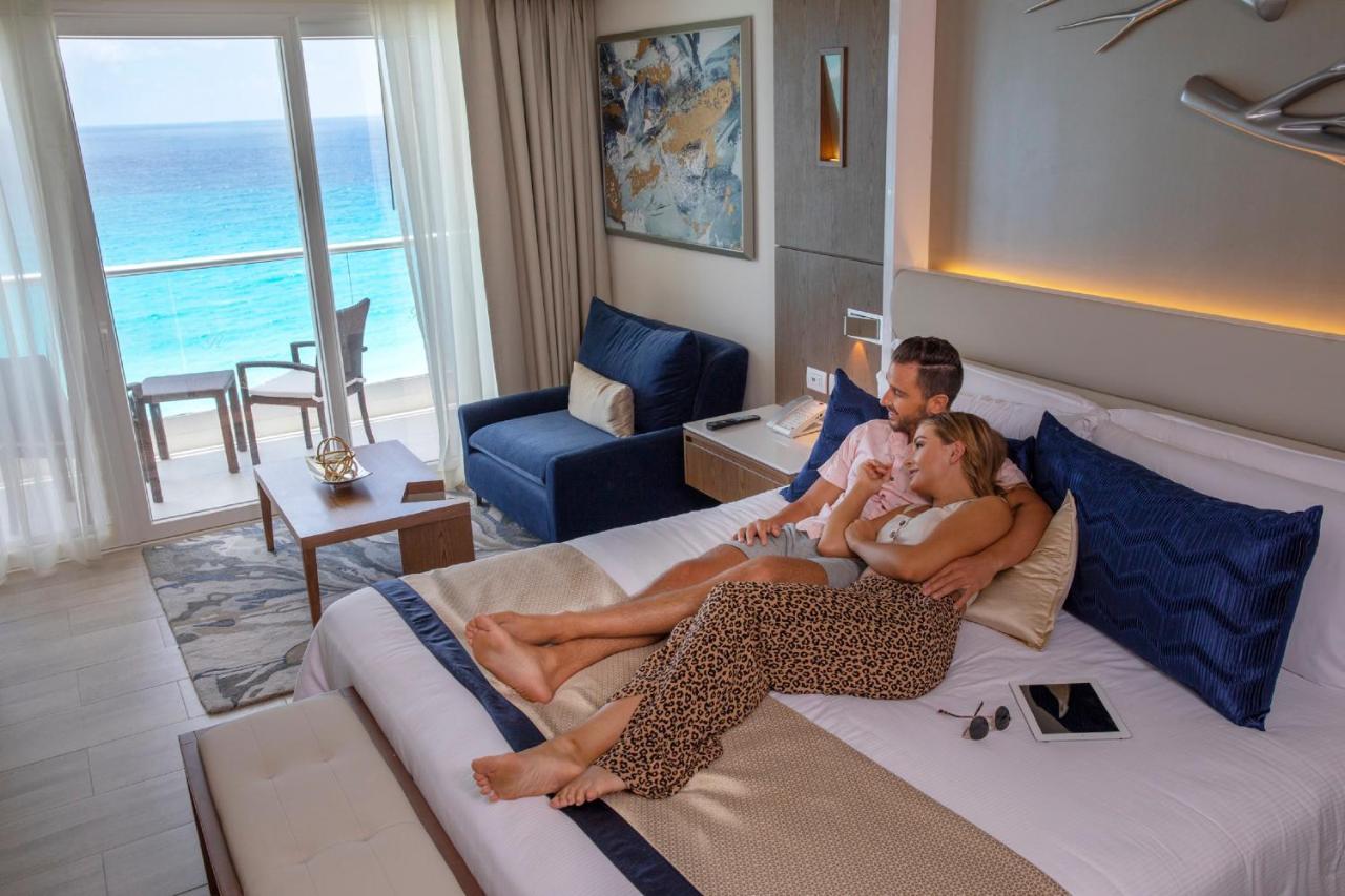 Royalton Chic Cancun, An Autograph Collection All-Inclusive Resort - Adults Only Exterior photo A couple relaxing in a suite at the Hard Rock Hotel