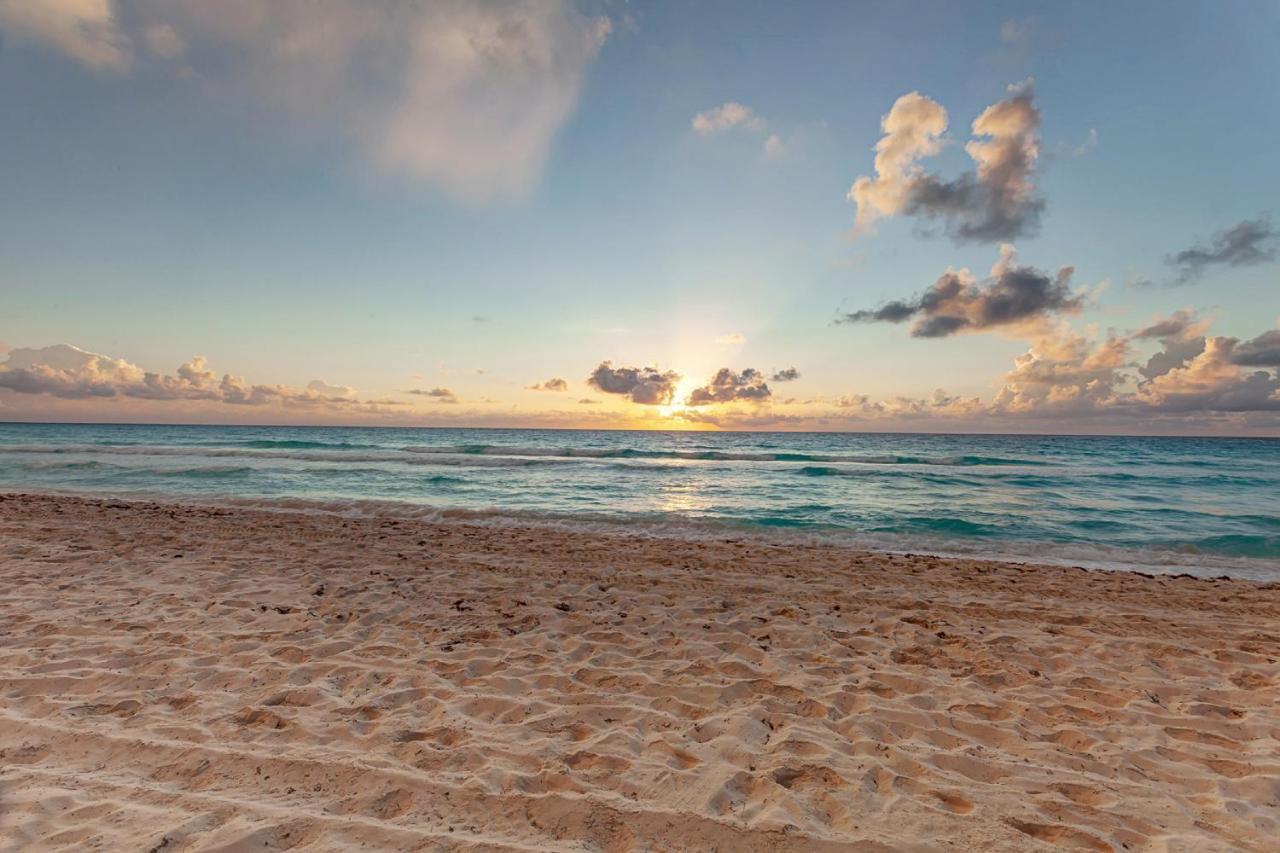 Royalton Chic Cancun, An Autograph Collection All-Inclusive Resort - Adults Only Exterior photo Sunset at Playa del Carmen