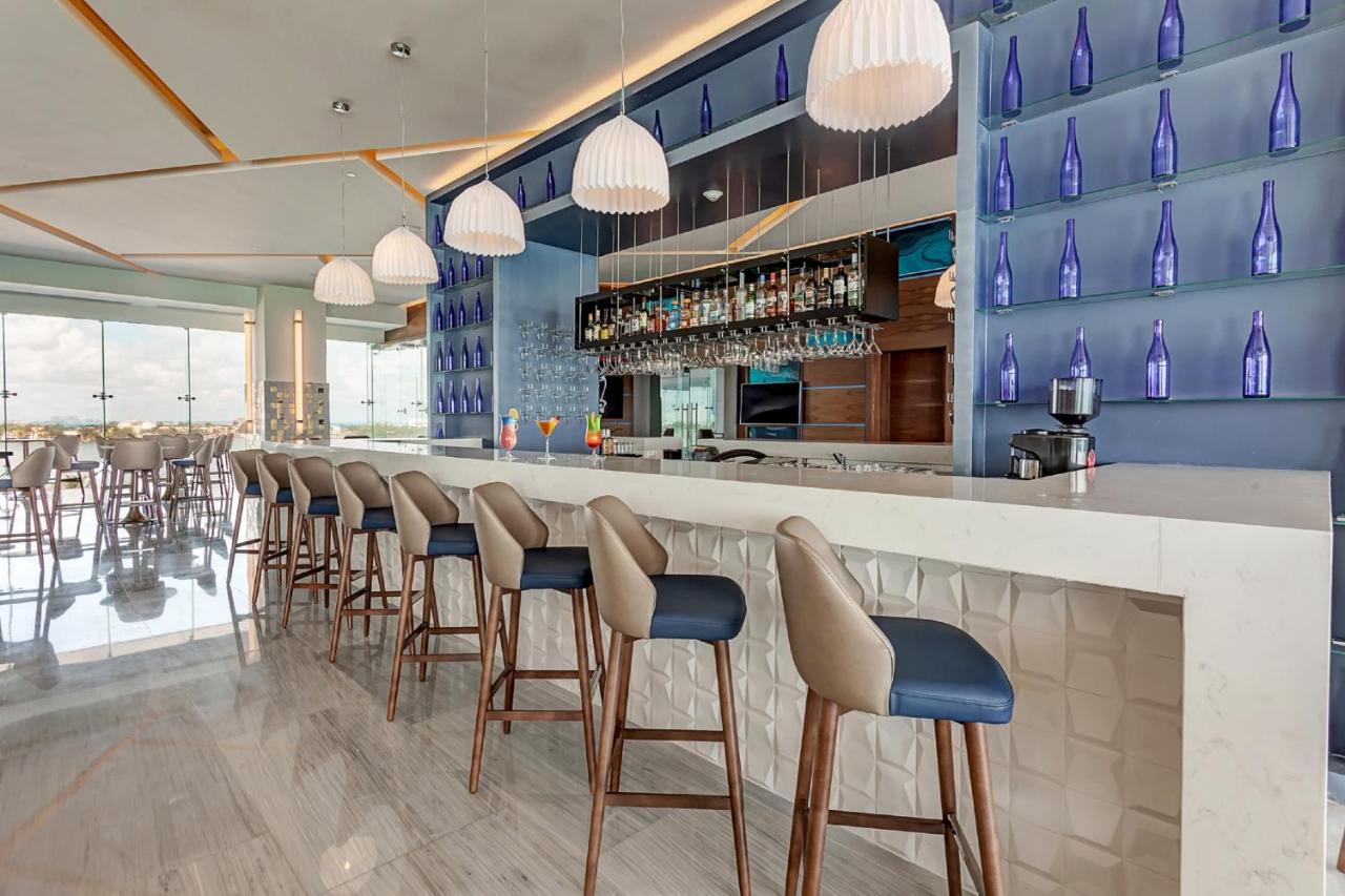 Royalton Chic Cancun, An Autograph Collection All-Inclusive Resort - Adults Only Exterior photo The bar at the lounge