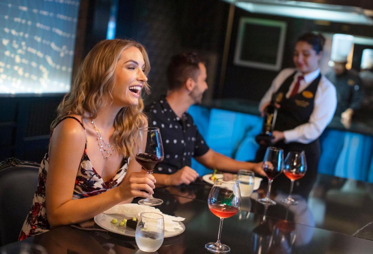Royalton Chic Cancun, An Autograph Collection All-Inclusive Resort - Adults Only Exterior photo A woman laughing while dining