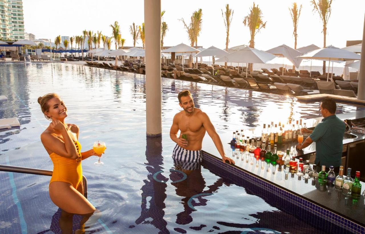 Royalton Chic Cancun, An Autograph Collection All-Inclusive Resort - Adults Only Exterior photo The swim-up bar at the Hard Rock Hotel