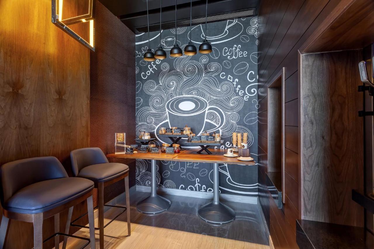 Royalton Chic Cancun, An Autograph Collection All-Inclusive Resort - Adults Only Exterior photo Interior of a Starbucks in the United States