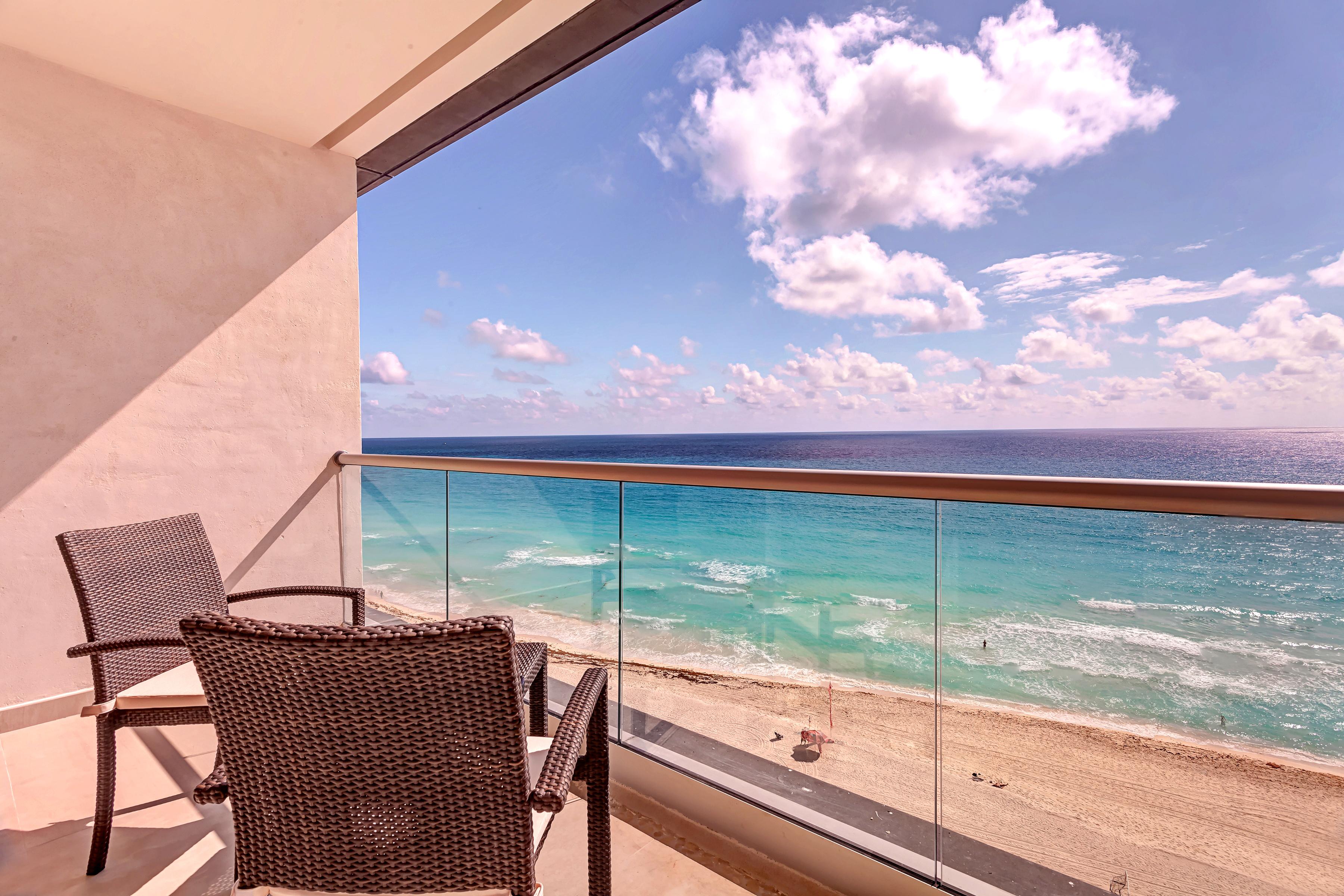Royalton Chic Cancun, An Autograph Collection All-Inclusive Resort - Adults Only Exterior photo Balcony view of the beach at the Grand at Moon Palace