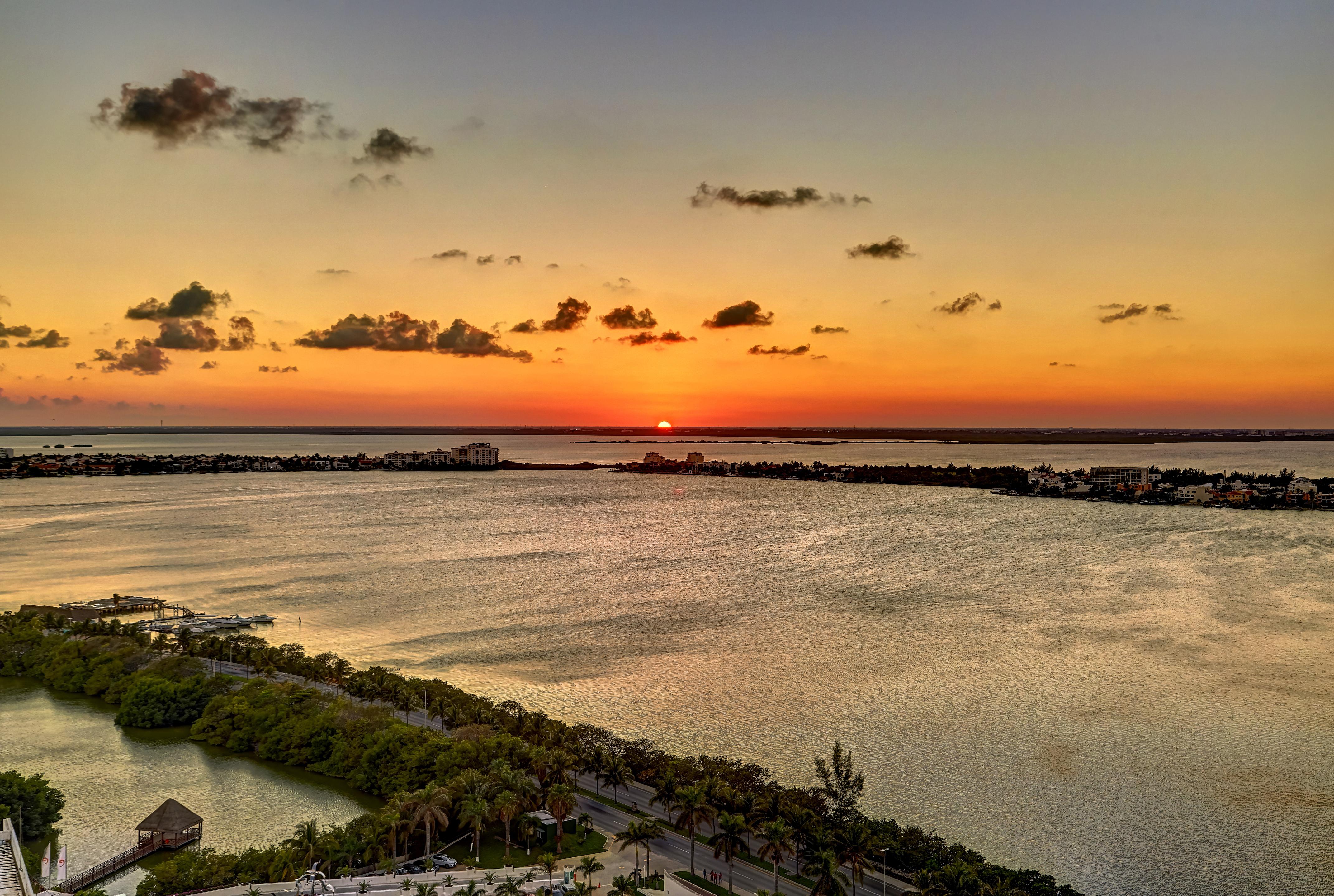 Royalton Chic Cancun, An Autograph Collection All-Inclusive Resort - Adults Only Exterior photo Sunset over the Atlantic Ocean
